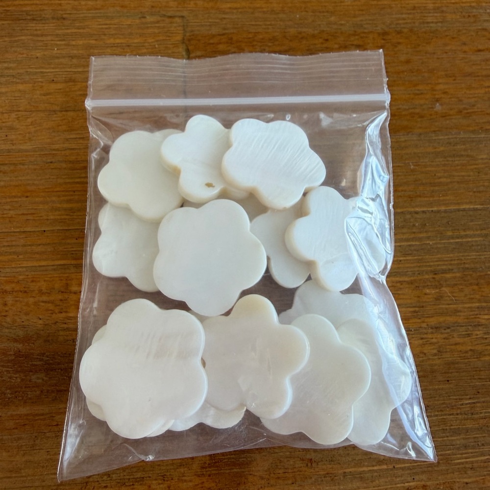 15 Stunning Flower Shaped Ivory Cream 24mm Shell Beads for Jewelry Making - Picture 8 of 8